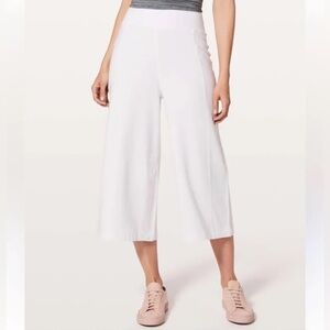 Lululemon Yoga Pants cropped Super-High-Rise Wide Leg, pull up, white,  Size 2